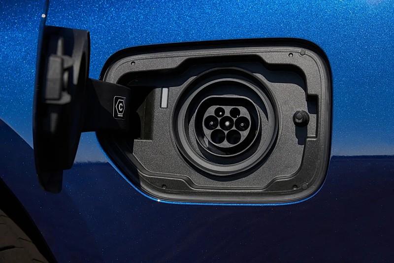 P90462553＿lowRes＿the－new－bmw－330e－tou.jpg