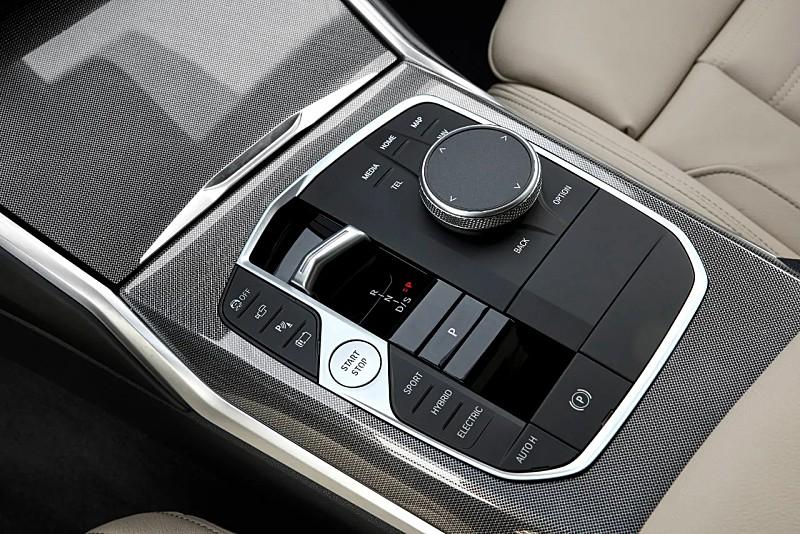 P90462558＿lowRes＿the－new－bmw－330e－tou.jpg