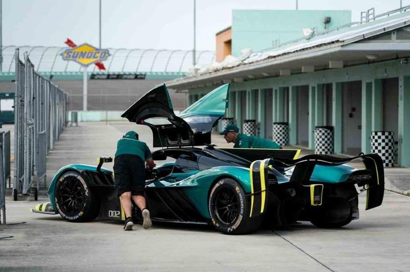 13-aston-martin-valkyrie-amr-pro.jpg