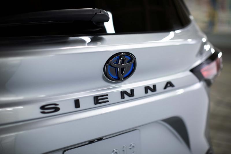 2023-Toyota-Sienna-10.jpg