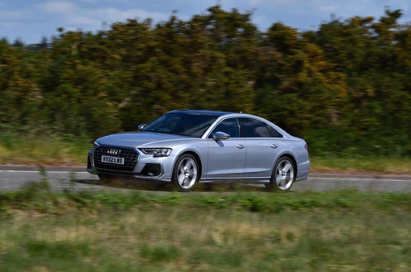 004-audi-s8-front-panning-2022.jpg