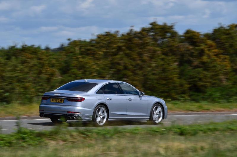 005-audi-s8-rear-panning-2022.jpg