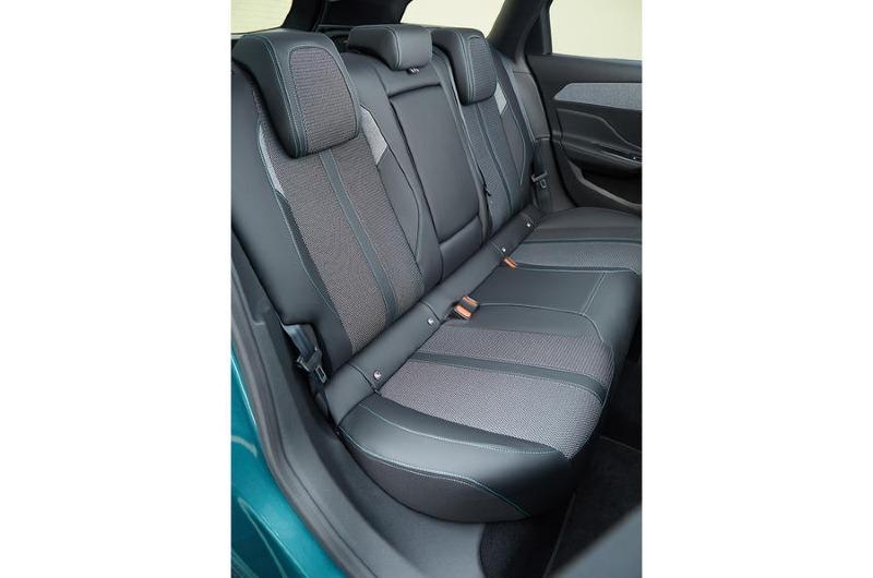 7_peugeot_308_sw_bluehdi_130_rearseats.jpg