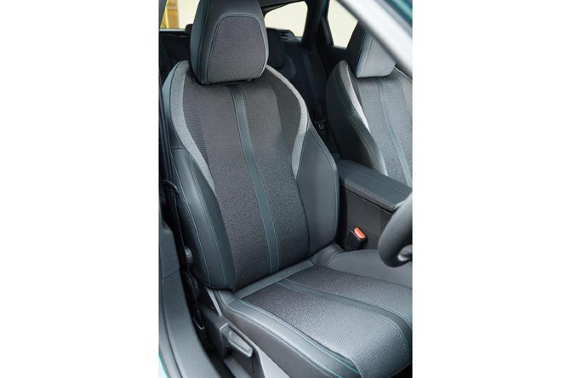 8_peugeot_308_sw_bluehdi_130_frontseats.jpg