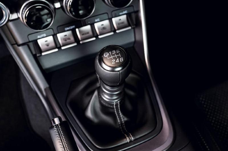 015-toyota-gr86-gearstick-2022.jpg