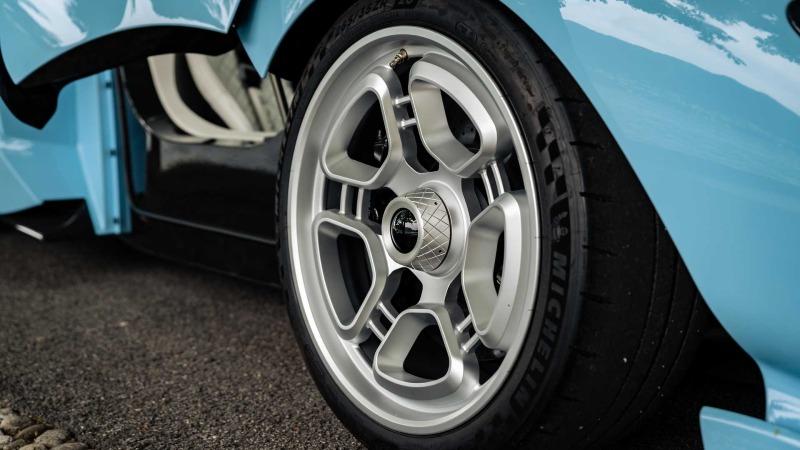 de-tomaso-p72-baby-blue-lake-como (10).jpg