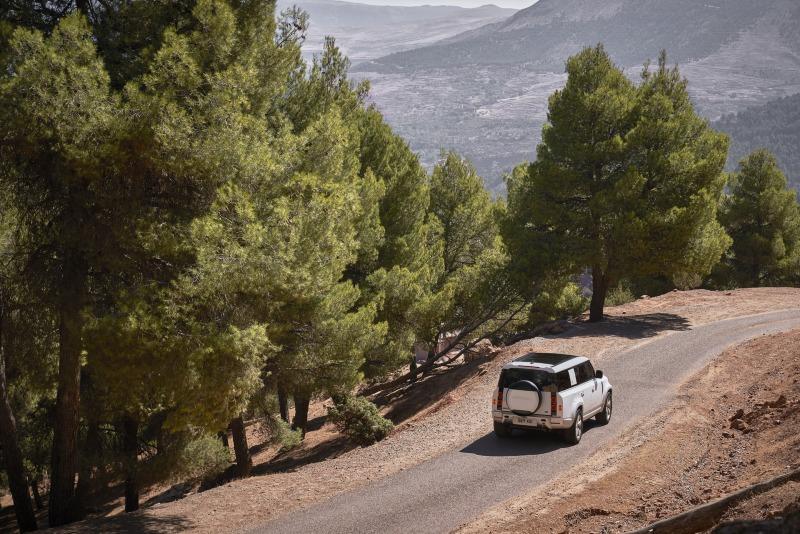 2023-Land-Rover-Defender-130-8.jpg