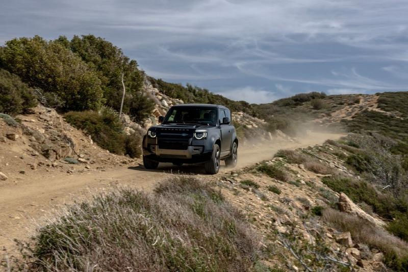 2022-land-rover-defender-90-v8-103-1653515442.jpg