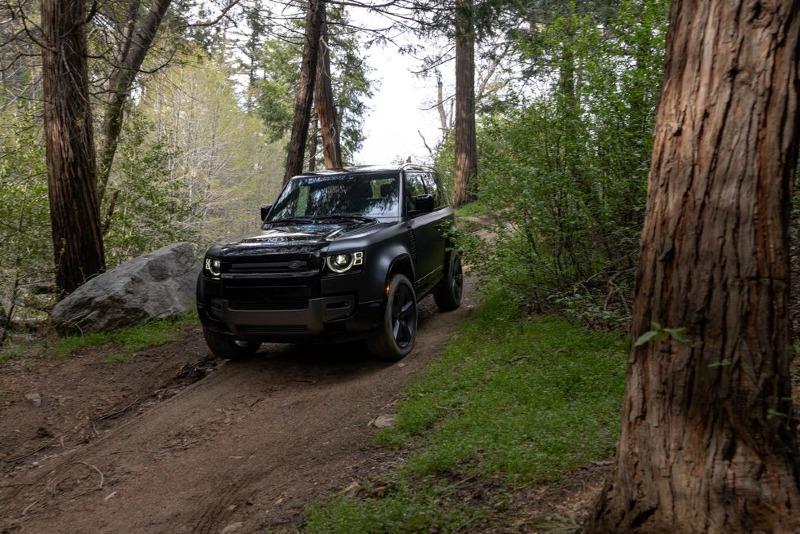 2022-land-rover-defender-90-v8-105-1653515444.jpg