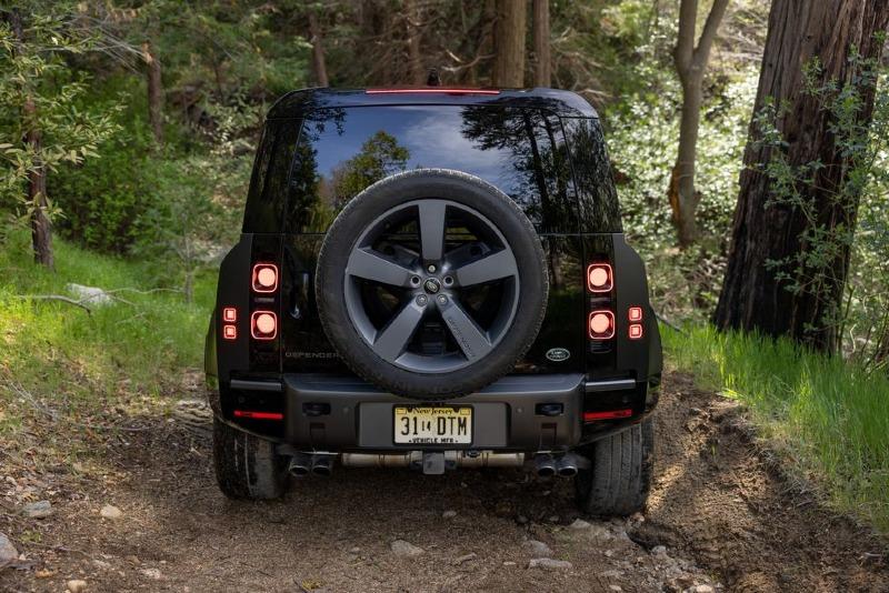 2022-land-rover-defender-90-v8-107-1653515450.jpg