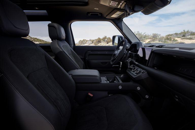 2022-land-rover-defender-90-v8-132-1653515508.jpg