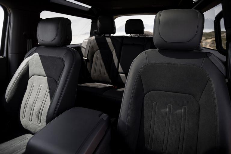 2022-land-rover-defender-90-v8-135-1653515517.jpg