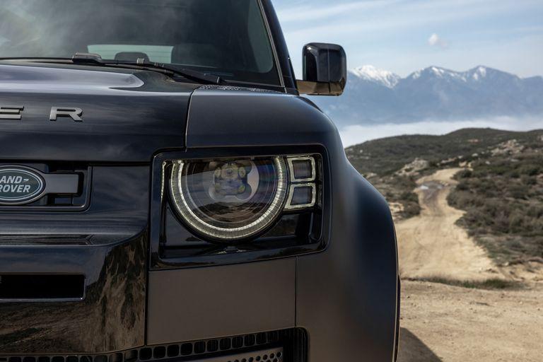 2022-land-rover-defender-90-v8-143-1653515533.jpg