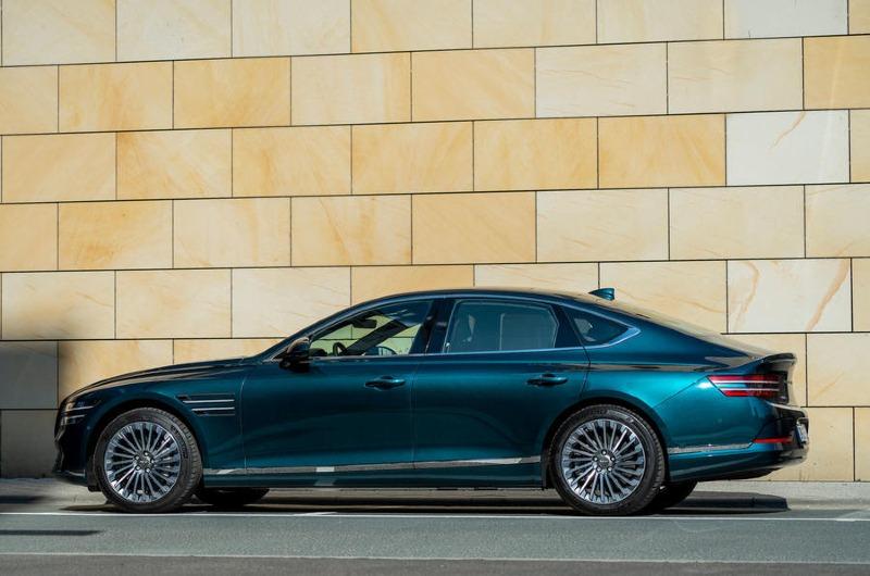 033-genesis-g80-ev-static-2022.jpg