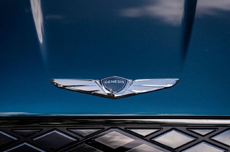 024-genesis-g80-ev-bage-2022.jpg
