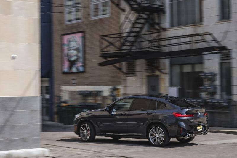 2022-bmw-x4-xdrive30i-152-1654689772.jpg