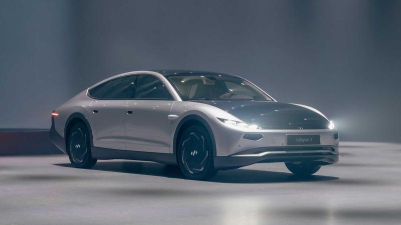 2023-lightyear-0-exterior-front-three-quarter-view-studio.jpg