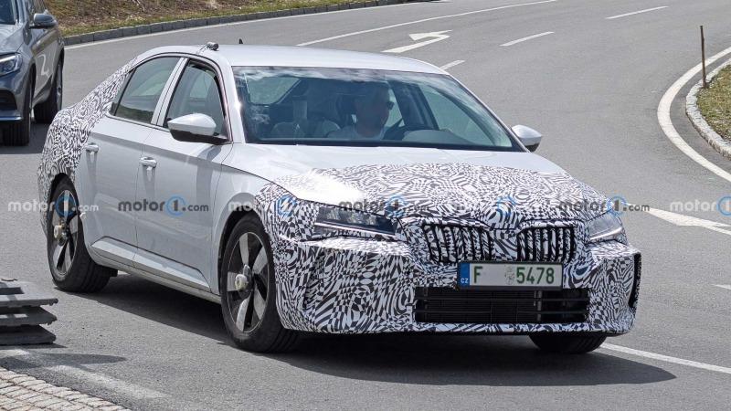 next-gen-skoda-superb-mule-spy-photo.jpg