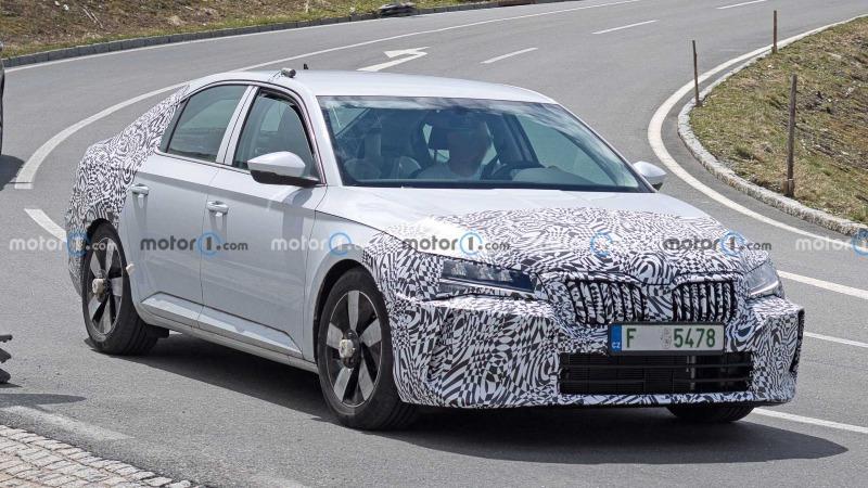 next-gen-skoda-superb-mule-spy-photo (1).jpg