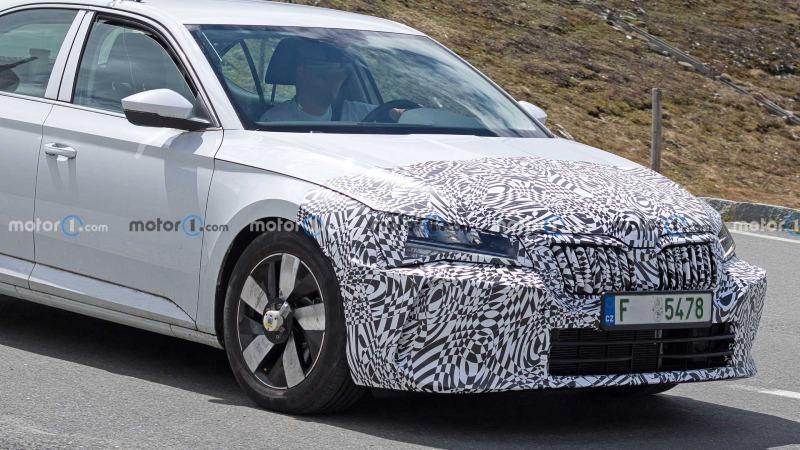 next-gen-skoda-superb-mule-spy-photo (2).jpg