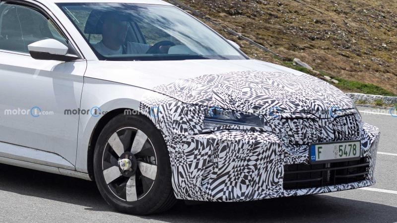 next-gen-skoda-superb-mule-spy-photo (3).jpg
