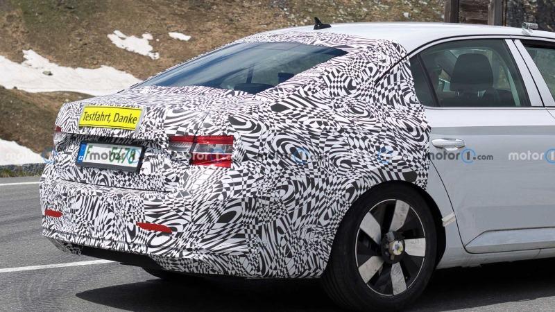 next-gen-skoda-superb-mule-spy-photo (4).jpg