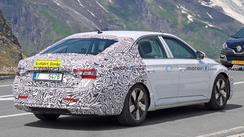 next-gen-skoda-superb-mule-spy-photo (5).jpg