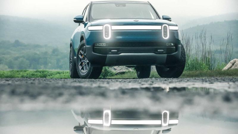 rivian-r1s-in-rivian-blue-with-reflection.jpg