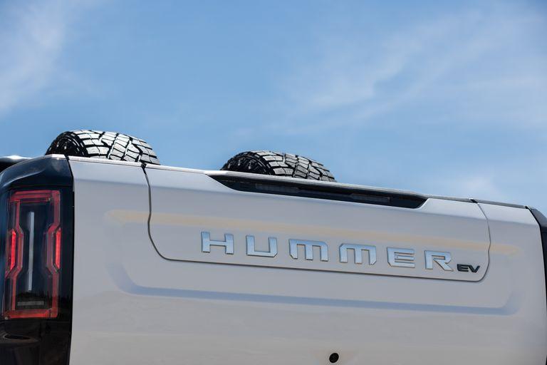 2022-gmc-hummer-ev-edition-1-pickup-142-1657891671.jpg