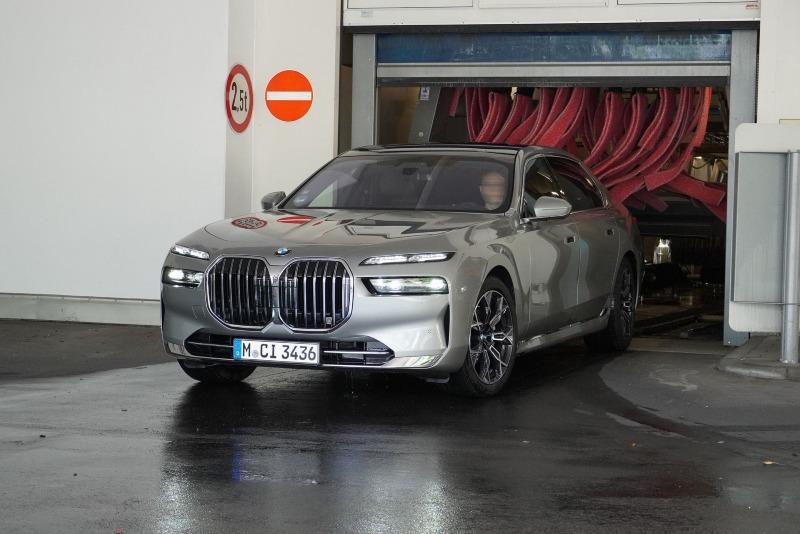 2023-bmw-7-series-i7-00.jpg