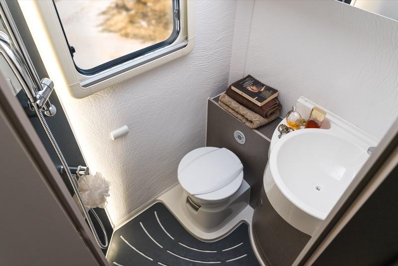 Oasi-540_interior-small-luxury-camper-4.jpg