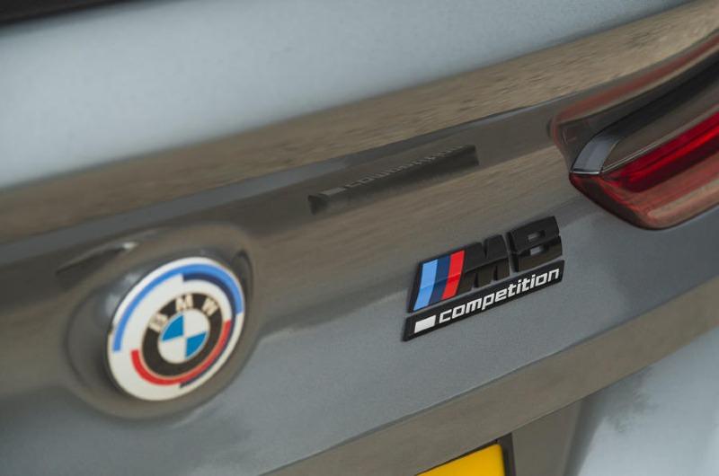 bmw-m8-2022-013-badges.jpg