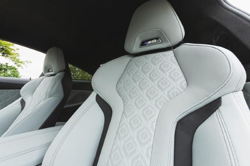 bmw-m8-2022-017-front-seats.jpg