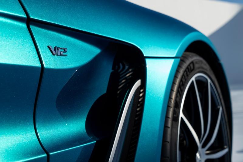 2023-Aston-Martin-V12-Vantage-Roadster-00013.jpg