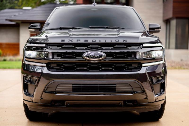 2022-ford-expedition-front-view-carbuzz-898516.jpg