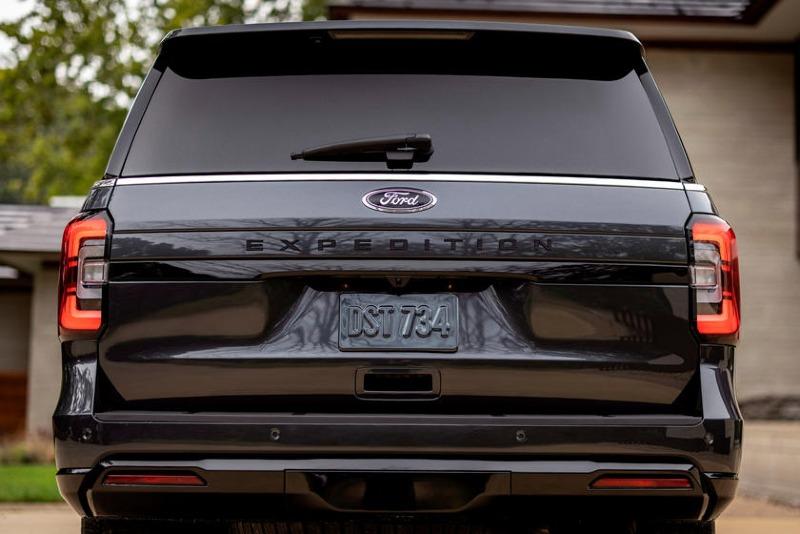 2022-ford-expedition-rear-view-carbuzz-898515.jpg