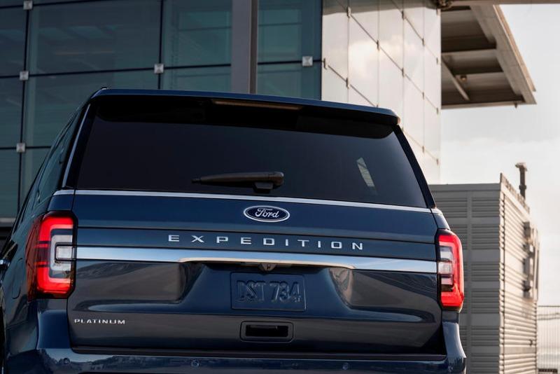 2022-ford-expedition-badge-carbuzz-898518.jpg