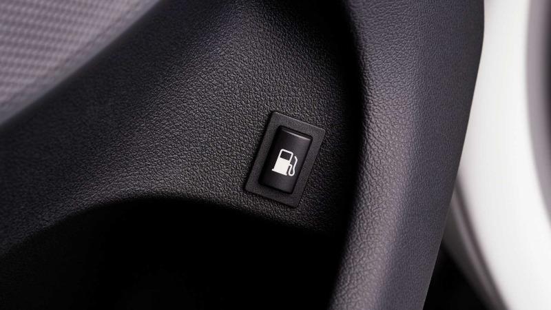 bmw-ix5-hydrogen-fuel-door-button.jpg
