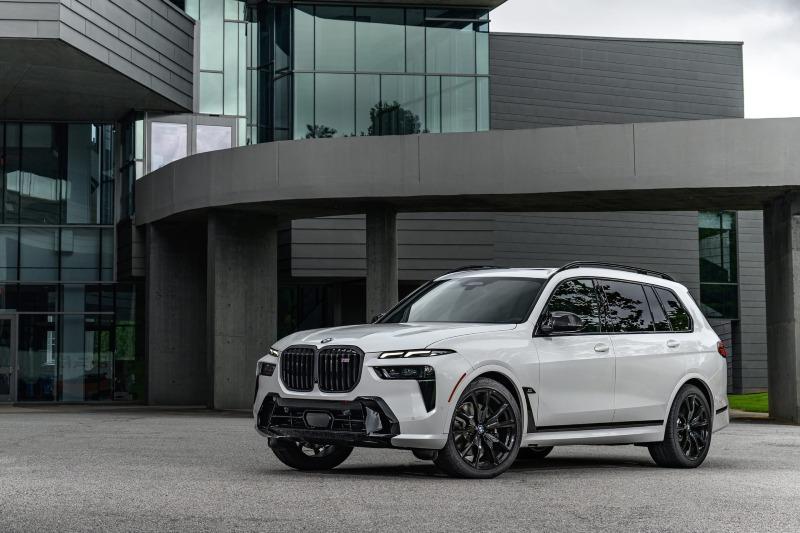 2023-bmw-x7-m6-i-mineral-white-01.jpg