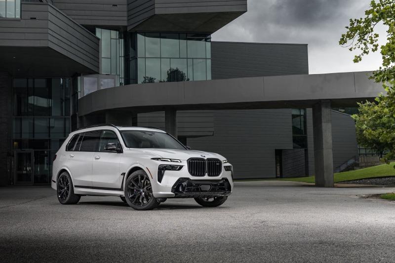 2023-bmw-x7-m6-i-mineral-white-06.jpg