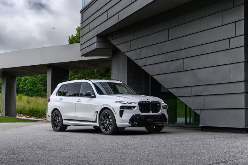 2023-bmw-x7-m6-i-mineral-white-08.jpg