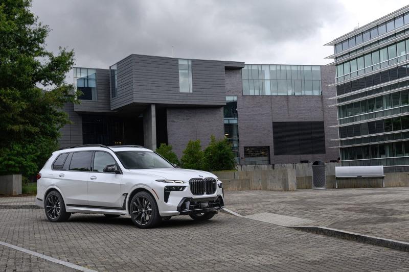 2023-bmw-x7-m6-i-mineral-white-12.jpg