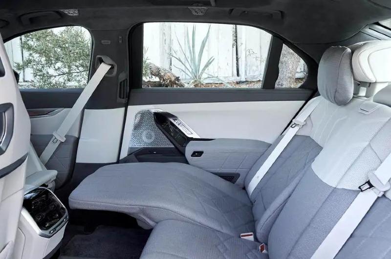 bmw_760i_xdrive_rear_seat_11zon.jpg