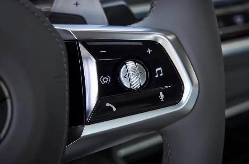 bmw_760i_xdrive_wheelbuttons_11zon.jpg