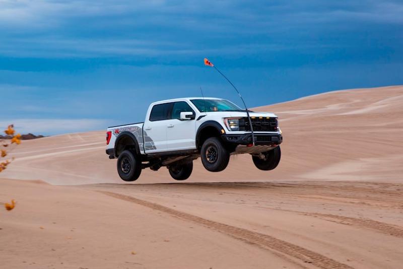 2023-ford-f-150-raptor-carbuzz-1054215.jpg