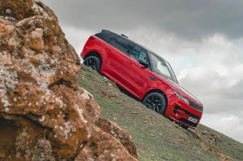 range_rover_sport_d300_static_11zon.jpg