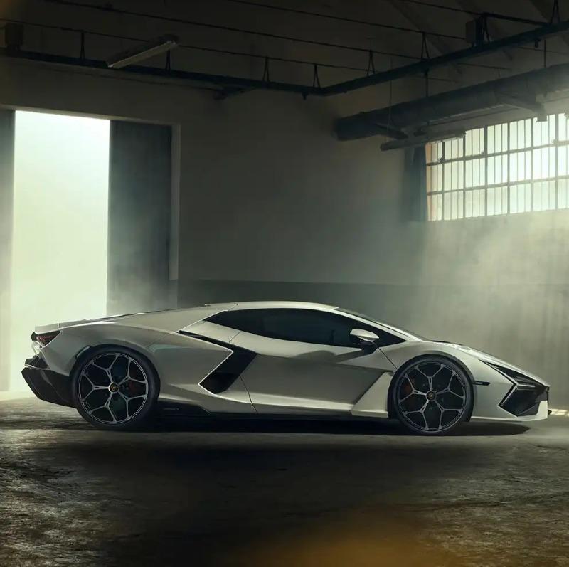 Lamborghini_Revuelto_2_1000.jpg