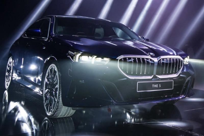 BMW-520d-G60-M-Sport-5er-Tansanitblau-2023-Nacht-Optik-Licht-Design-02-1024x682.jpg