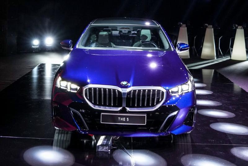 BMW-520d-G60-M-Sport-5er-Tansanitblau-2023-Nacht-Optik-Licht-Design-04-1024x685.jpg