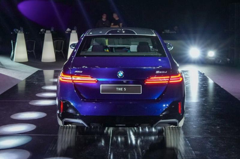 BMW-520d-G60-M-Sport-5er-Tansanitblau-2023-Nacht-Optik-Licht-Design-08-1024x682.jpg